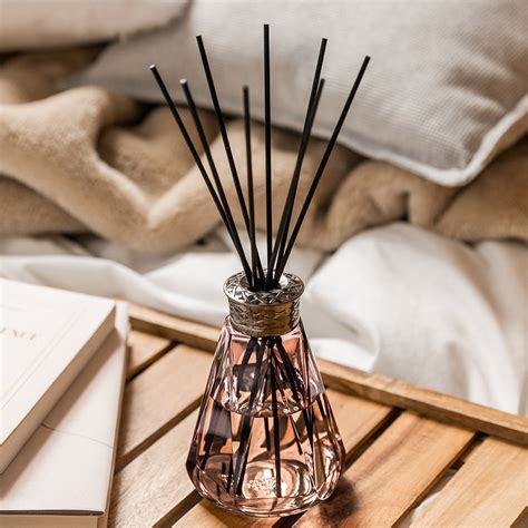 Comment utiliser un diffuseur de parfum avec bâtonnets • Maison .